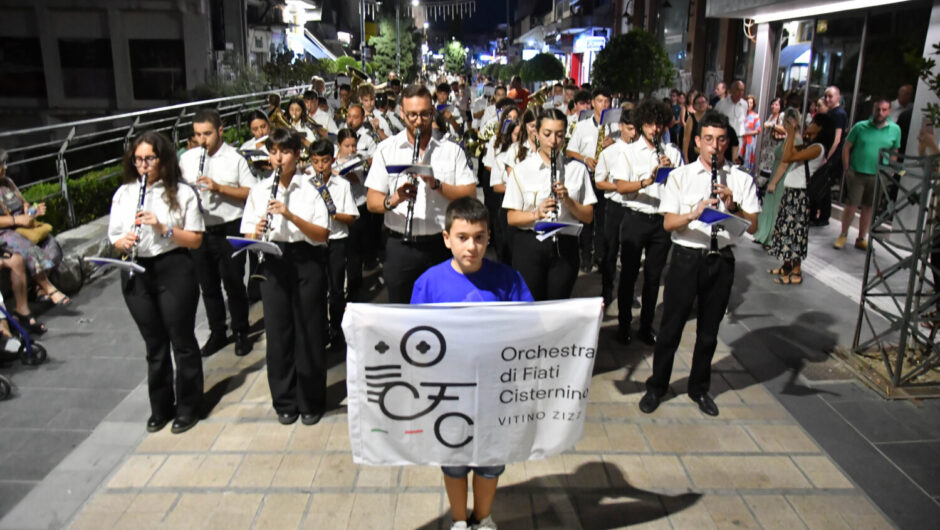 Μουσική παρέλαση στο κέντρο της Λάρισας (φωτ. & βίντεο)