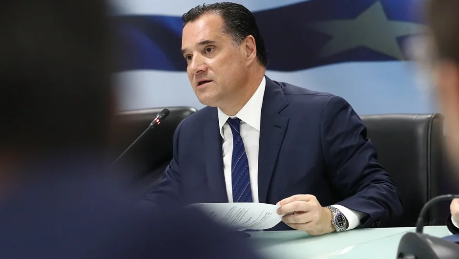 ‘Αδωνις: Αγαπά τόσο πολύ τον εργαζόμενο που από τη σφιχτή αγκαλιά θα τον σκάσει!