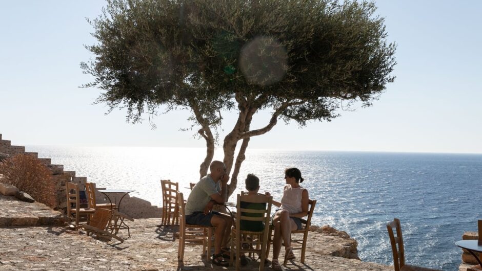 Τουρισμός: Βαριά σκιά στα έσοδα – Χαλάνε τα απολύτως απαραίτητα, μειώνουν και τα γεύματα