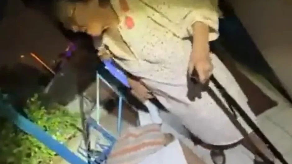 Συγκινητικό βίντεο στη Φυλή: Η κυρία Τούλα ήθελε να φτιάξει καφέ στους αστυνομικούς που την απεγκλώβισαν