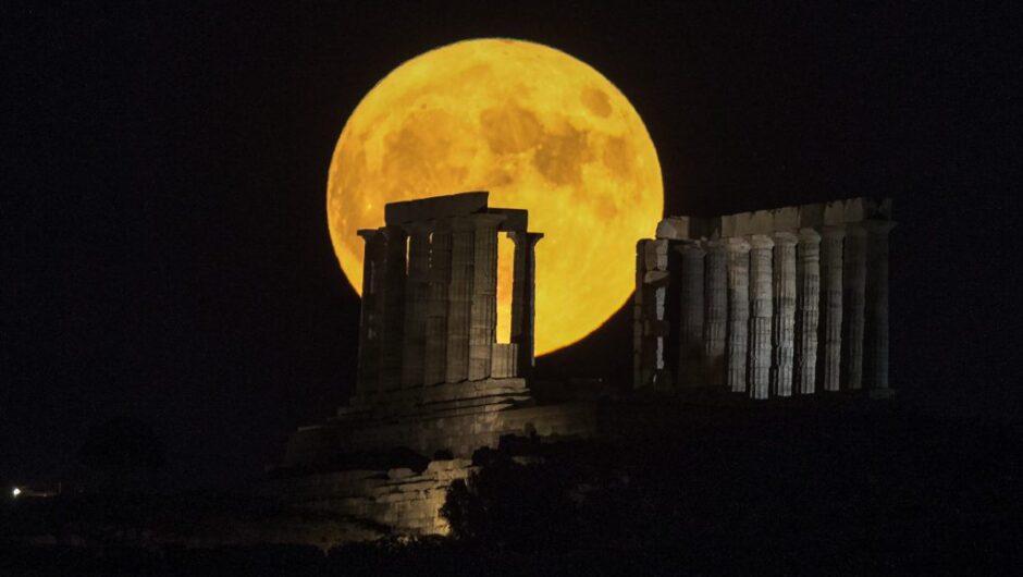 Πανσέληνος Αυγούστου: Εντυπωσιακές εικόνες από το «φεγγάρι του Οξύρρυγχου» στον ουρανό Αθήνας, Θεσσαλονίκης (Photos)