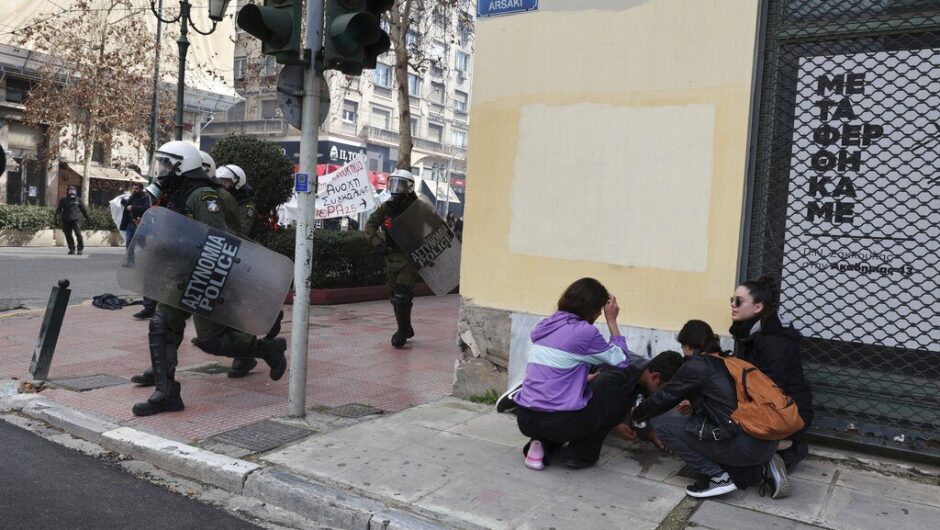 Η Αστυνομία δεν προλαβαίνει να αντιμετωπίσει φονιάδες νεοναζί, έχει διαδηλωτές να δείρει