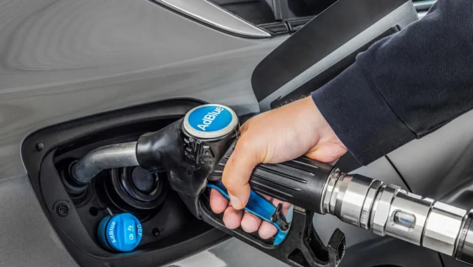 Τι είναι το AdBlue; Σε ποια αυτοκίνητα χρησιμοποιείται και γιατί χρειάζεται προσοχή