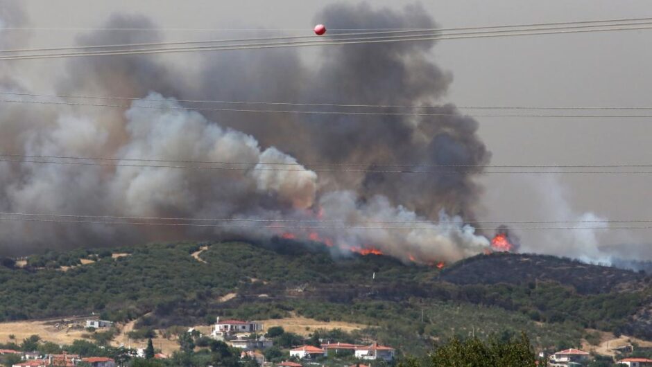 Φωτιές στον Έβρο / Μάχη για να αντιμετωπιστούν οι αναζωπυρώσεις σε μία τεράστια έκταση