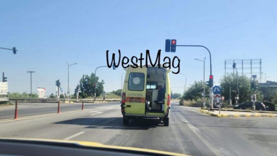 ΕΣΥ / Aσθενοφόρο κινείται στην Εθνική Οδό Πατρών-Πύργου με ανοικτή πόρτα