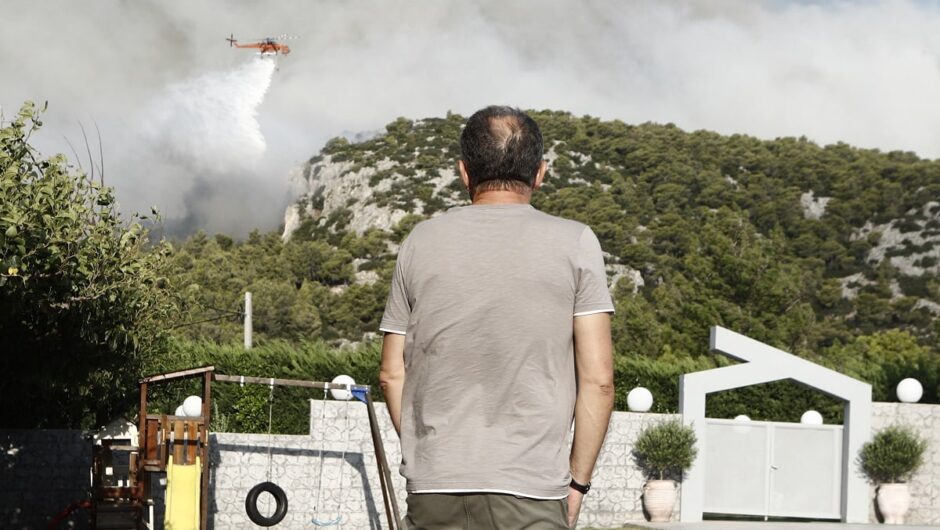 Όλη η χώρα καίγεται και τα κανάλια προτιμούν τις… επαναλήψεις σήριαλ – Tυχαίο;
