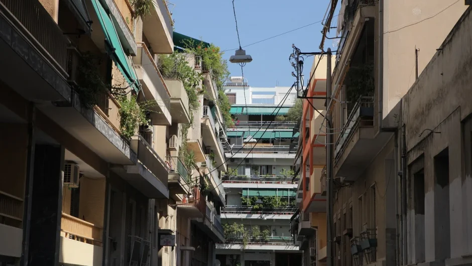 Θυρωρός: Το επάγγελμα που αναβιώνει – Σε λίστες αναμονής πολλοί νέοι