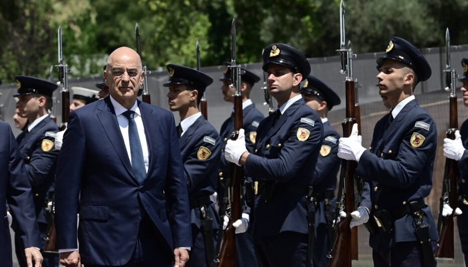 «Το αφεντικό τρελάθηκε» και μοιράζει τάμπλετ στους στρατεύσιμους προς 56 εκατομμύρια ευρώ!!!