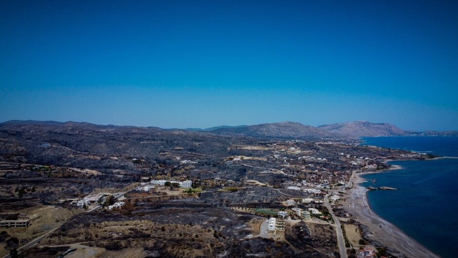 Ο τουρισμός σώζεται, η φύση όχι, σχολιάζει η γαλλική Le Monde για τη φωτιά στη Ρόδο.