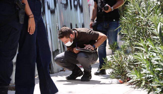 Νέα Φιλαδέλφεια: Καταγγελία φωτορεπόρτερ – “Έψαχναν για στοιχεία στη γέφυρα που πριν λίγη ώρα έπλεναν με πιεστικό”