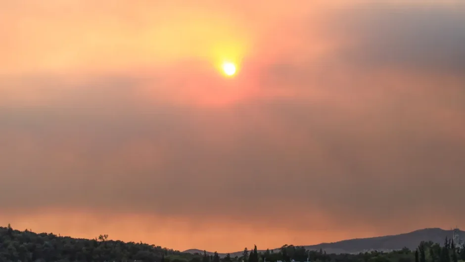 Ο καπνός από τις πυρκαγιές της Ελλάδας κάλυψε Μάλτα και Σικελία