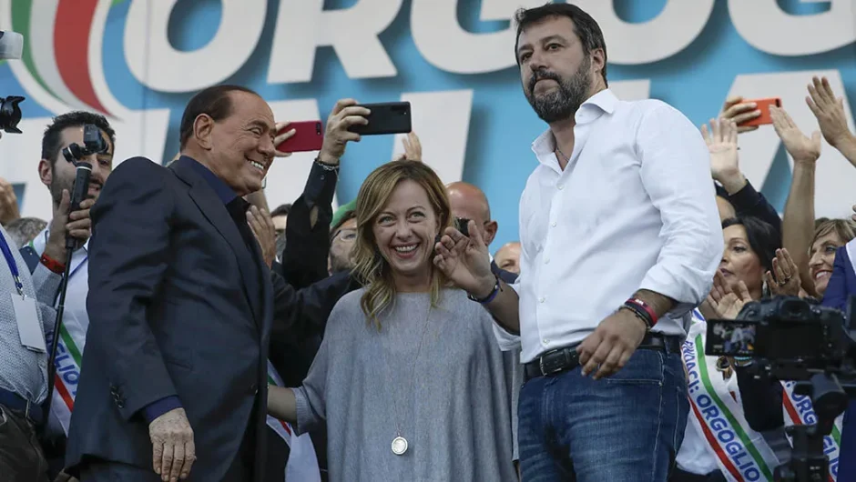Μπινελίκια προς το θεαθήναι