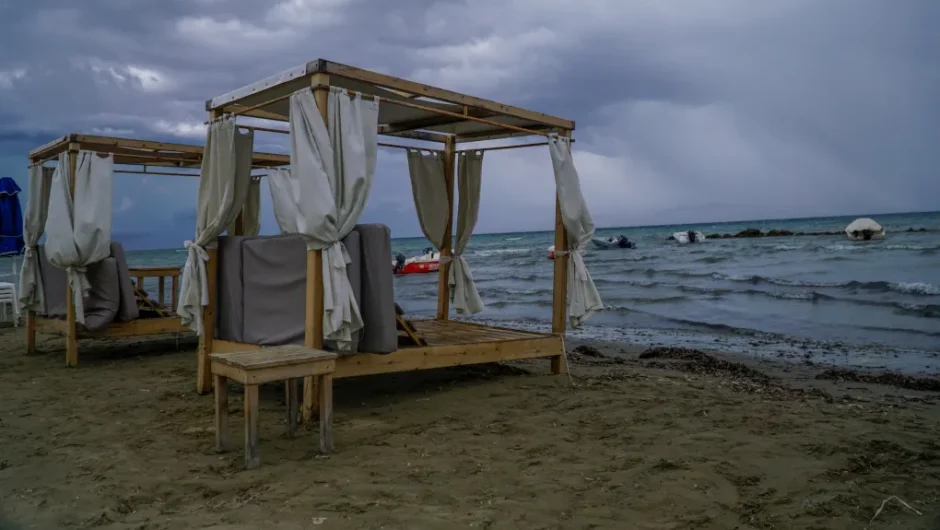 «Μπάχαλο» και για τις παραλίες: Έλεγχοι και πρόστιμα, αλλά οι αυθαιρεσίες συνεχίζονται
