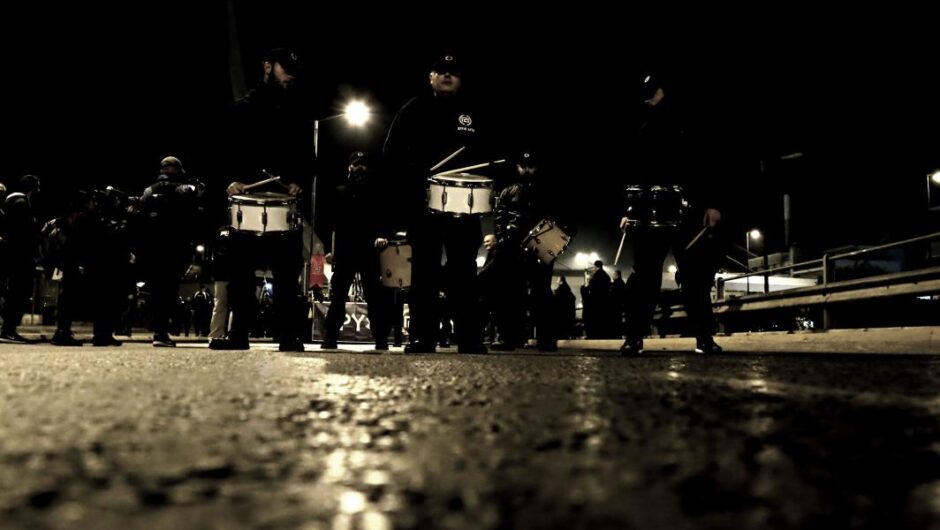 Το τέρας βρυχάται. Ακούς;