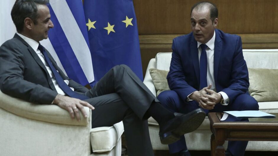 Μητσοτάκης – Βελόπουλος / Το αγκαζέ στο κοινοβουλευτικό πραξικόπημα