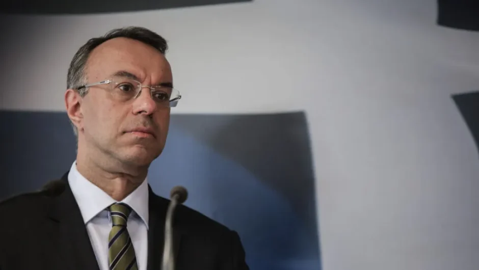 Στρώνουν το δρόμο για νέες απευθείας αναθέσεις στο όνομα του κατεπείγοντος