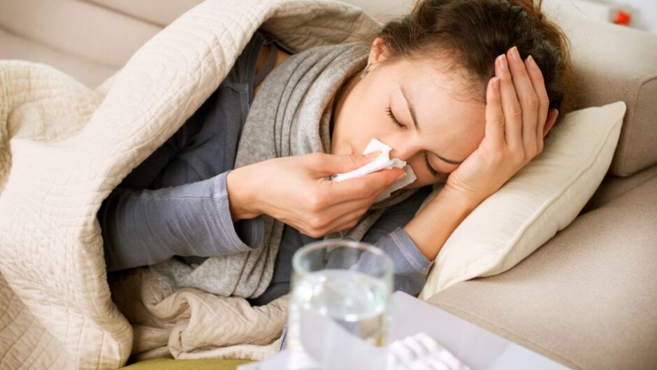 Κολλήσατε γρίπη; Τι πρέπει να κάνετε – Πότε «κολλάει» ευκολότερα ο ιός