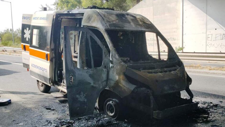 Παρανάλωμα του πυρός έγινε ασθενοφόρο του ΕΚΑΒ στο Βελεστίνο