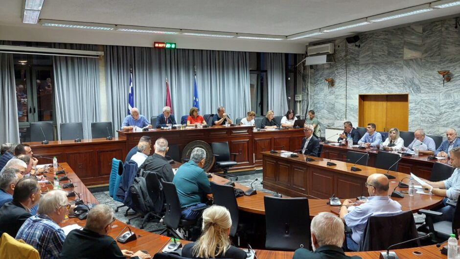 Δημοτικό Συμβούλιο: Παραμένουν τα κτίρια δίπλα στο Αρχαίο Θέατρο – Εγκρίθηκε η μετατροπή από Κ.Χ. σε Ο.Τ.