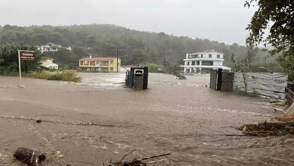 Σκιάθος: Χειροτερεύει η κατάσταση – Νέα συγκλονιστικά βίντεο με χειμάρρους στους δρόμους μέσα στη Χώρα
