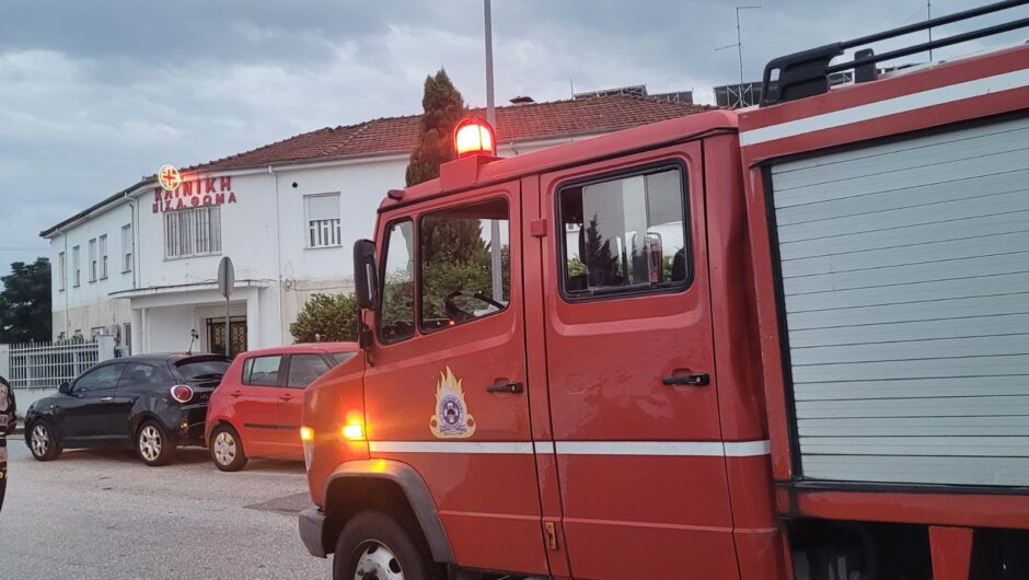 Εκκενώνεται κλινική στη Λάρισα – Εισέβαλλαν τα νερά στο κτίριο – Μεταφορά των ασθενών με ασθενοφόρα (φωτο)