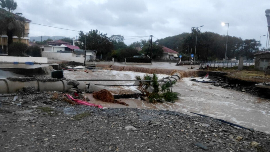 Λάρισα: Απίστευτο… Κόπηκε στα δύο ο παραλιακός δρόμος Αγιοκάμπου! (φωτ.)