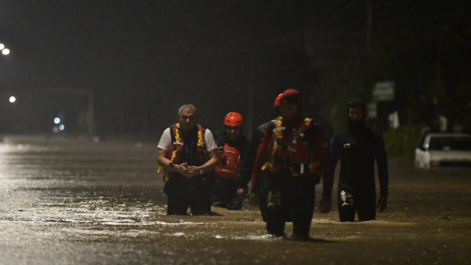 Λάρισα: Συνεχίστηκαν όλη τη νύχτα οι απεγκλωβισμοί πολιτών στην οδό Βόλου – «Θα το παλέψουμε…» (φωτ. & βίντεο)