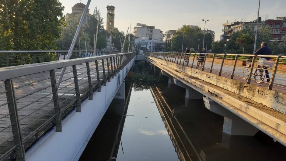 Καλύφθηκαν όλα στην εσωτερική κοίτη του Πηνειού στη Λάρισα – Τα νερά πλησιάζουν την πεζογέφυρα– Δείτε βίντεο και φωτογραφίες