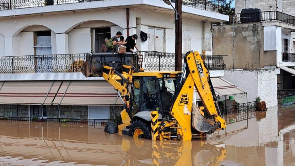 Λάρισα: Με φορτωτή ο απεγκλωβισμός πολιτών από σπίτι στη συνοικία του Αγίου Θωμά (φωτ. & βίντεο)