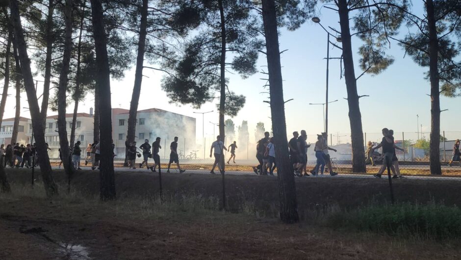 Δείτε φωτογραφίες και βίντεο: Ένταση και δακρυγόνα στη συγκέντρωση διαμαρτυρίας έξω από την Περιφέρεια Θεσσαλίας
