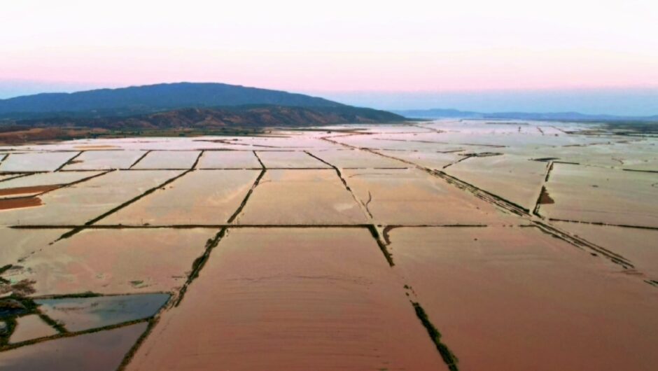 Δείτε βίντεο από ψηλά: Όλος ο κάμπος της Αγιάς μετατράπηκε σε… λίμνη Κάρλα!