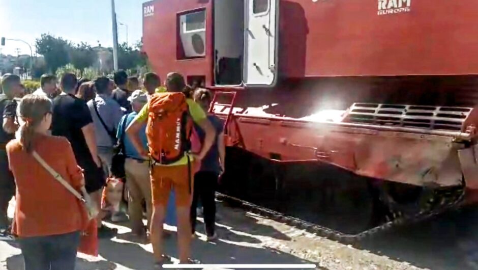 Δείτε βίντεο και φωτογραφίες: Με τεράστιο όχημα 35 τόνων μεταφέρουν τον κόσμο στο επίμαχο σημείο στη Γιάννουλη όπου υπάρχει ακόμη μεγάλη ροή υδάτων