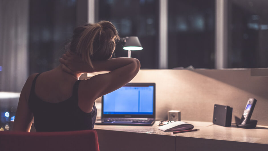 Τι να κάνετε, όταν πρέπει να μείνετε ξύπνιοι το βράδυ – 6 ασφαλείς τρόποι