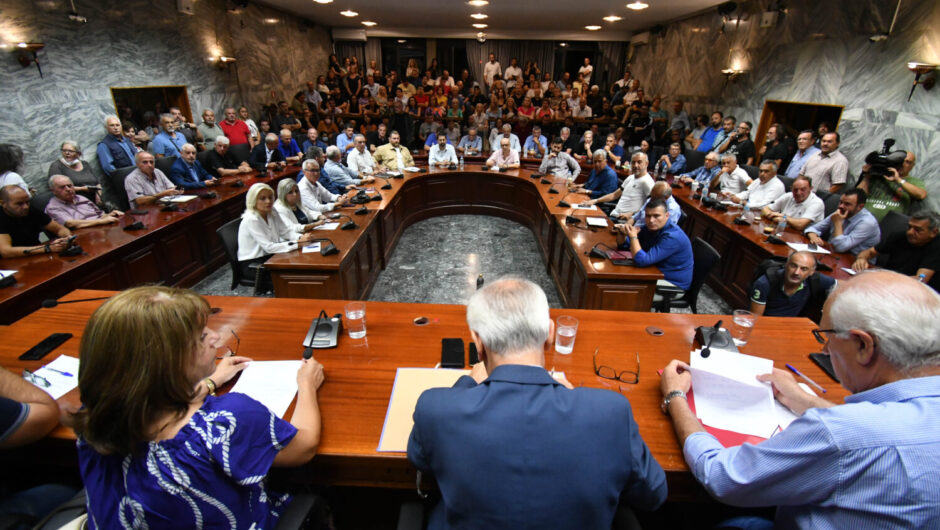 Μαραθώνιο Δημοτικό Συμβούλιο παρουσία κατοίκων πληγεισών περιοχών της Λάρισας (φωτ.)