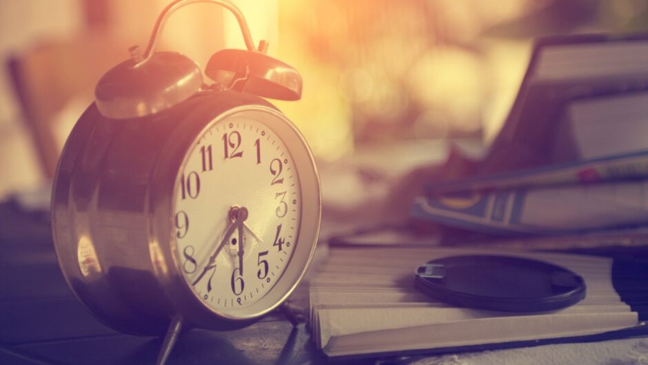 Χειμερινή ώρα: Πότε γυρνάμε τους δείκτες των ρολογιών