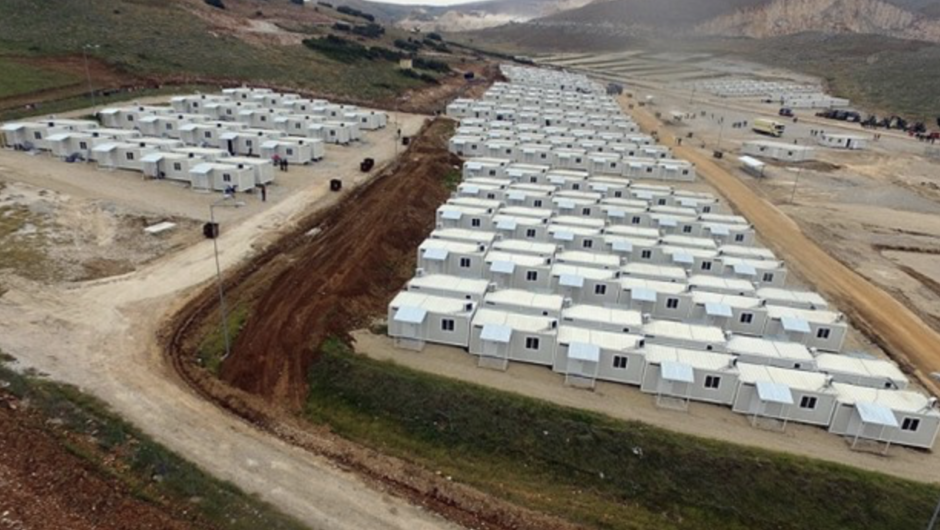 Λάρισα: Έφυγαν οι πρόσφυγες από το Κουτσόχερο, μεταφέρουν τους άστεγους πλημμυροπαθείς – Προετοιμάζονται τουλάχιστον 100 οικίσκοι