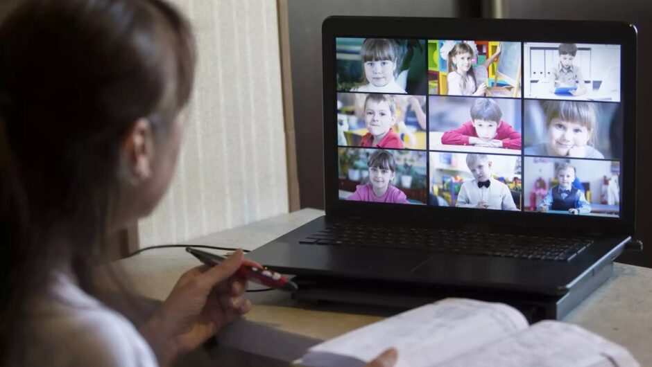 «Γελοίο να επιβάλλεται τηλεκπαίδευση σε μαθητές χωρίς σπίτια, τηλεφωνική επικοινωνία και ίντερνετ» λένε οι Λαρισαίοι γονείς