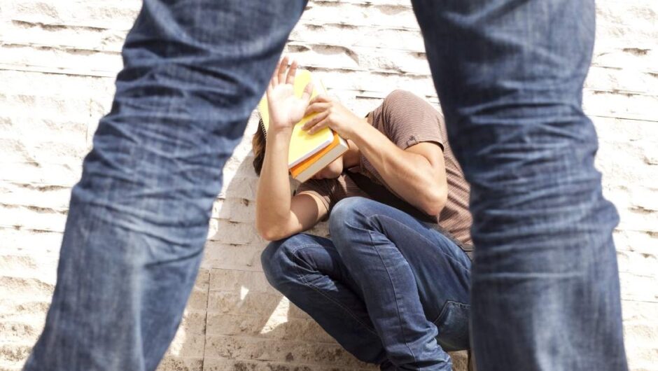 Συγκλονισμένες οι τοπικές κοινωνίες της χώρας από το κρεσέντο βίας ανηλίκων