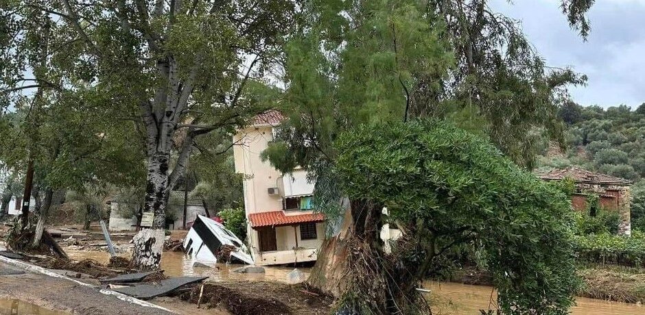 Πήλιο: Καρφωμένο στην πολυκατοικία μένει το λεωφορείο ήδη από τον Daniel – Σύμβολο της καταστροφής