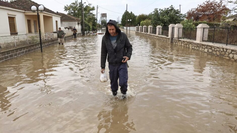 Λάρισα: Καμία …σωτηρία για το Σωτήριο – Παραμένει πλημμυρισμένο και οι κάτοικοι “βουτηγμένοι” στην λάσπη και την απόγνωση (φωτο)