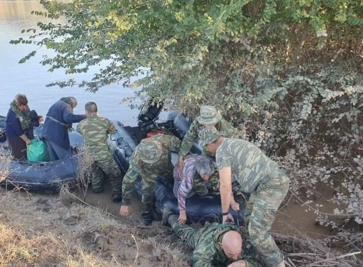 Ο άνθρωπος γίνεται γέφυρα για να περάσει η ηλικιωμένη.