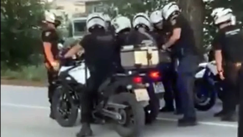 Αποκαλυπτικό βίντεο από τη Λάρισα: Αστυνομικός «υπόσχεται» ξύλο σε πλημμυροπαθείς – «Ξύλο θα πέσει»