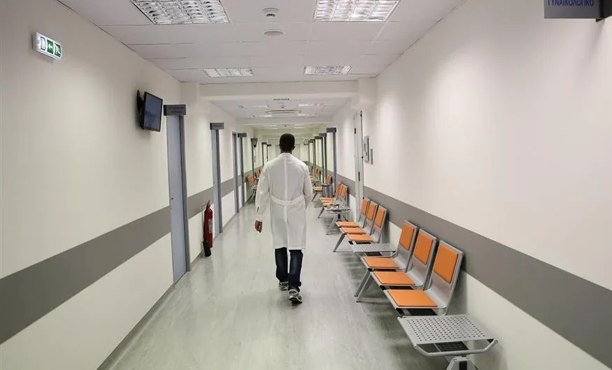 Υπουργείο Υγείας: 7.000 εργαζόμενοι φεύγουν από τα νοσοκομεία αλλά προσλαμβάνονται 5.000 – Τι θα γίνει με το επικουρικό προσωπικό