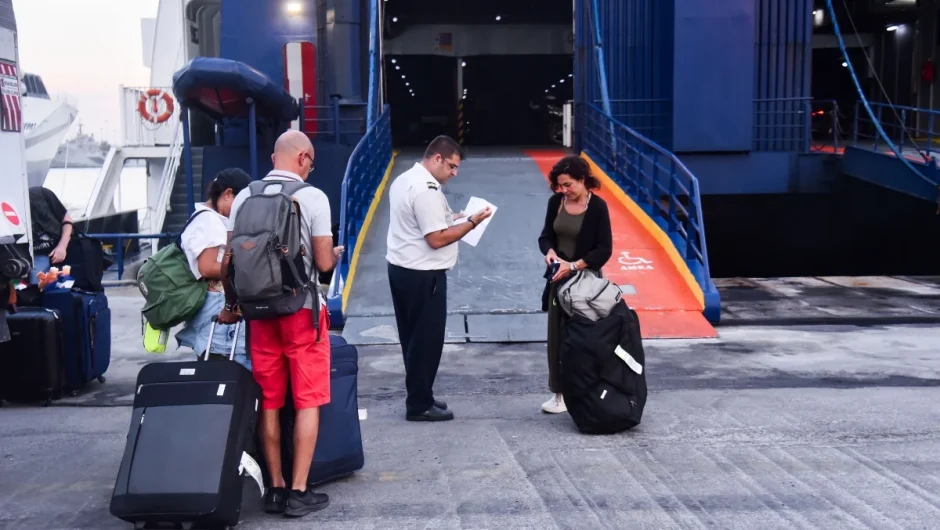 Πειραιάς: Άφησαν μητέρα εκτός πλοίου γιατί δεν μπορούσε να αποδείξει ότι τα παιδιά ήταν δικά της