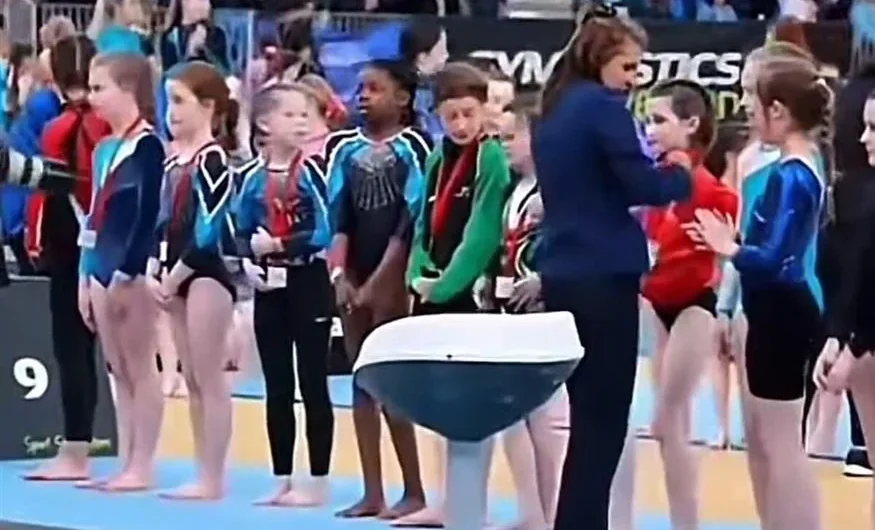 Εξοργιστικό βίντεο από αγώνες ενόργανης: Έδωσαν μετάλλιο σε όλα τα παιδιά εκτός από το μαύρο κορίτσι