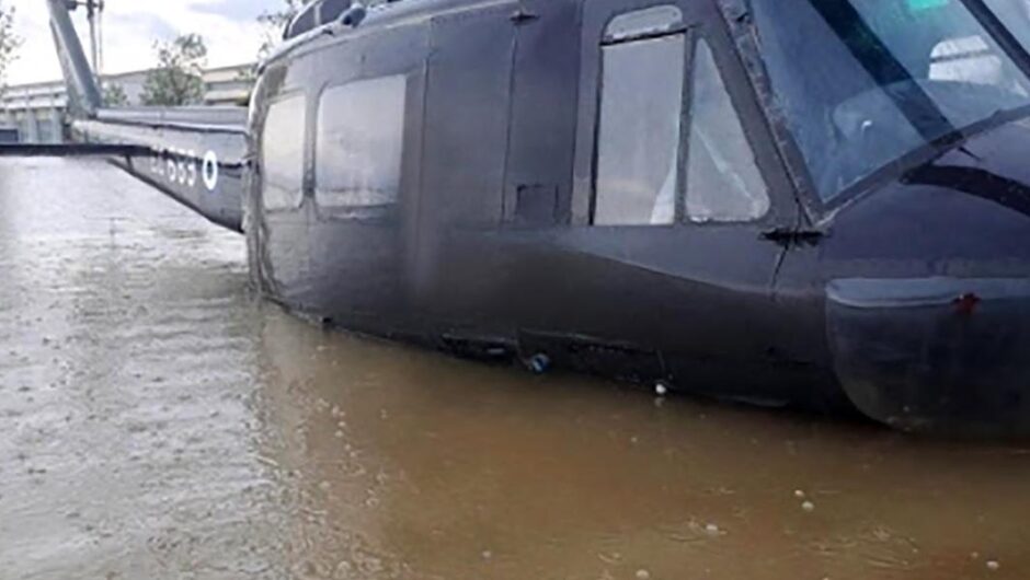 Κακοκαιρία Daniel / Απίστευτες εικόνες – Τα ελικόπτερα της Πολεμικής Αεροπορίας «βυθίστηκαν» στα νερά