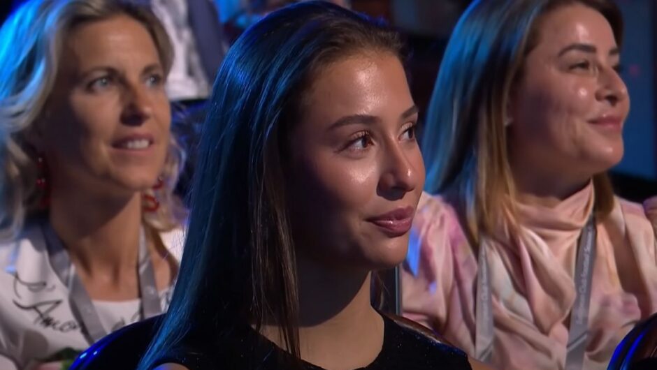 Χάλαντ: Η κοπέλα του έκλεψε την παράσταση όσο ο Νορβηγός βραβευόταν ως ο παίκτης της χρονιάς από την UEFA