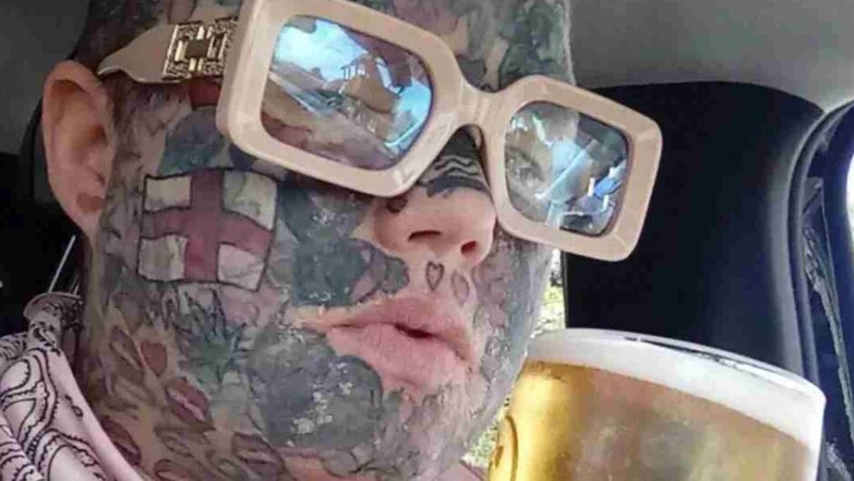 46χρονη σε απόγνωση: «Έχω 800 τατουάζ και δεν μπορώ να βρω δουλειά, ούτε καν σαν καθαρίστρια»