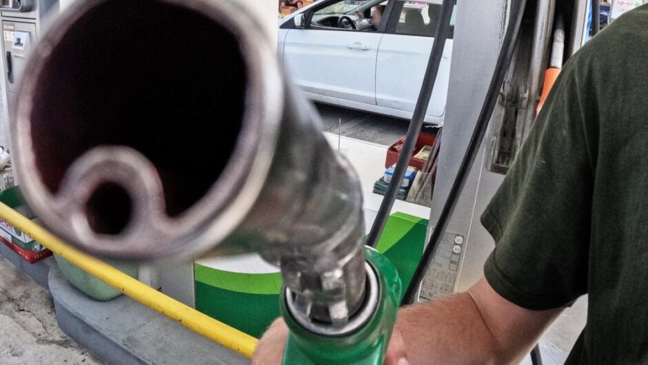 Ακρίβεια στα καύσιμα / Οι αφεντάδες των διυλιστηρίων κανονίζουν τις τιμές – Συνένοχη η κυβέρνηση Μητσοτάκη