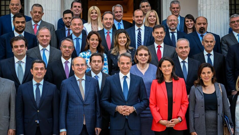 Μοιρολόι για Βαρβιτσιώτη. Ωδή στον Μητσοτάκη